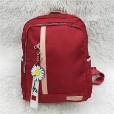 Mochila Feminina Impermeável de Nylon com Chaveirinho vermelho - Imagem principal